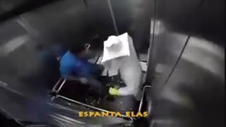 کلیپ زنبورداری دوربین مخفی در آسانسور....