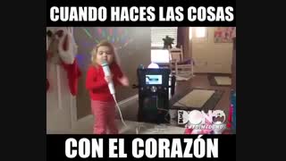 آواز خوانی دختر بچه بامزه