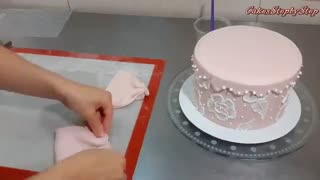 کیک به شکل جعبه هدیه با رویال آیسینگ