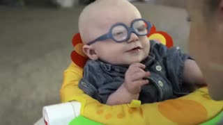 پسری بچه نابنایی که برای اولین بار مادرش را دید