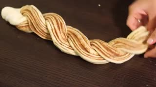 پیچیدن رول های دارچینی - نان