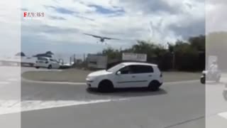 فرود عجیب هواپیما از بالای سر عابران پیاده!