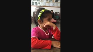 اشتیاق دختر 5 ساله مریوانی برای ثبت نام در کلاس اول+فیلم