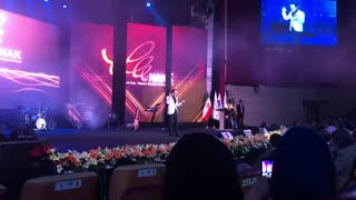 سوتی ها و شوخی های برنامه ی استیج با اجرای سندی و فریال