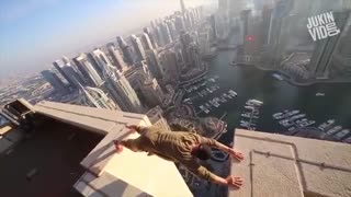 حرکات آکروباتیک وحشتناک لبه یک آسمان خراش در دوبی