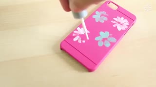 نقاشی گل روی قاب گوشی