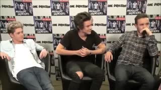 من نمیدونم این دو تا به چیه لیام میخندن؟