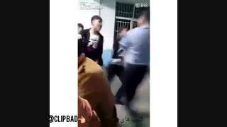 واااای ببینید دانش اموزا چه جوری معلمو میزنن منم دوس دارم یکی از معلمامو اینجوری بزنم خخخخ