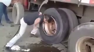 تعویض لاستیک کامیون کمتر از دو دقیقه