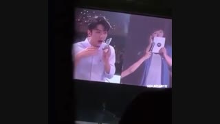 داره با یکی از فن هاش حرف میزنه؟!