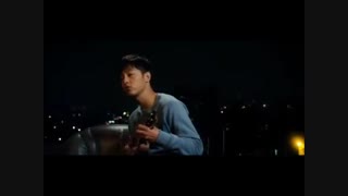 یه پارت از فیلم کمی تا قسمتی عشق که سونگ جونگ کی گیتار میزنه و میخونه