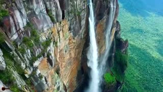 تماشا کنید: ثبت ویدیویی استثنایی از بالای آبشار ۸۰۰ متری توسط یک پهپاد