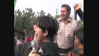 گریه سوزناک فرزند مدافع حرم در روز تشییع جنازه شهید