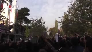 همخوانی اهنگ نگران منی مرتضی پاشایی در تشییع جنازه اش