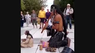 موسیقی سرخپوستی بسیار بسیار زیبا و عالی . حتما ببینید