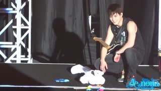 جونگ هیون عروسک می زاره یقه مین هیوک |تور BlueMoon