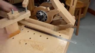 فرآیند دیدنی تراشیدن زنجیر از یک بلوک چوبی