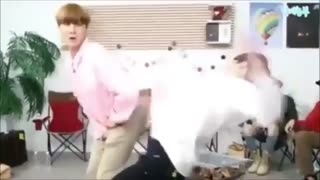 خخخخخخ عجب صداییی داد نبینین عمرتون به فنا میره خخخخخخخ یعنی کون جی هوپ زدن داره ها