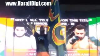 رجز خوانی بوکسور غیور ایرانی در رینگ با پرچم یا حسین (2)