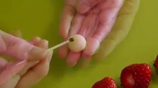 تزیین توت فرنگی آدمک