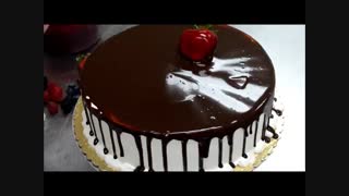 دیزاین کیک تولد شکلاتی با توت فرنگی