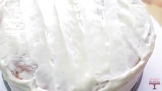 دیزاین کیک با توت فرنگی و بیسکوییت