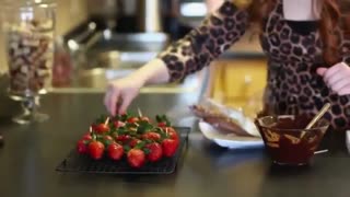 تزیین توت فرنگی برای کیک و دسر