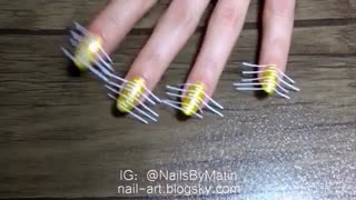 طراحی ناخن راه راه Matte striped nails