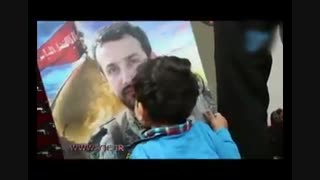 بوسه‌ی غم انگیز کودک شهید مدافع حرم بر چهره پدر