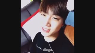 خوندن JB در حالی که دراز کشیده :(