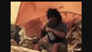مردی بعدازمدتی گیرافتادن توی جزیره ای روزی لب ساحل یه زن وپیدا میکنه و...