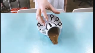 مواظب باش قهوه ات نریزه