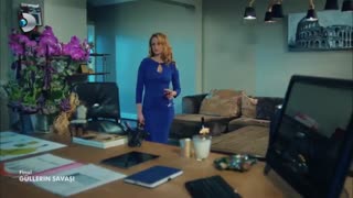 عشقم گلفام هنوز گلهایی که تیبت فرستاده بود و تا قسمت اخر نبرد گلها نگه داشته