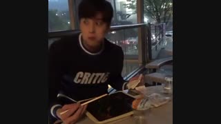 سلام من برگشتم...Eli eating