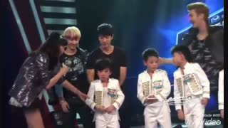 ایونهه در حال آرام کردن یه کوچولو