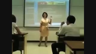 استاد خانوم و واکنش به جواب دادن موبایل سر کلاس توسط دانشجو