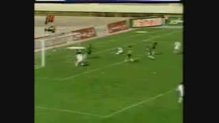 وقی بازیکن فوتبال از شدت هیجان شرتش میفته