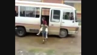 شیطنت 2 پسر بچه برای ضایع کردن مینی بوس !!