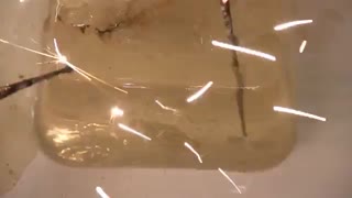 شبیه‌سازی عبور برق ۱۰۰ هزار ولتی از پوست بدن انسان!