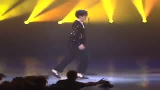 اجرای اهنگ بیلی جین توسط مایکل جکسون در مراسم mtv