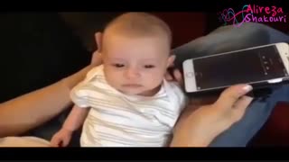 کودکی که در حال گریه بود بعد شنیدن آوای دلنشین قرآن آرام شده و به خواب می رود