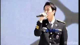 اجرای آهنگ پسران برتر از گل توسط یونگ سنگ