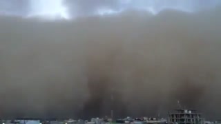 ایستادن طوفان گردوغبار دربرابر حرم امام حسین (ع)