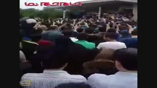 ازدحام مردم در حیاط منزل مرحوم حبیب محبیان