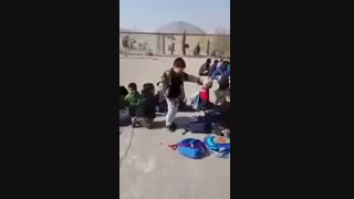 رقص پسر بچه در مدرسه..اخرش فک کنم مدیرشون اومد خخخخخخخ چه قایم شدا