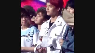 جونگیو نگاه کنید.ول نمیکنه V رو.قفله روش.خخخخbts