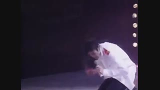 اجرای فوق العاده اهنگ مرد درون اینه توسط مایکل جکسون در تور جهانی خطرناک