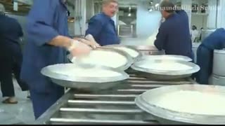 مراسم افطاری حرم امام رضا با آهنگ بسیار زیبا تهیه شده از برنامه ی ماه عسل