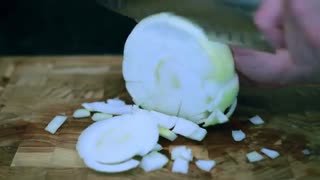 چرا خرد کردن پیاز سبب جاری شدن اشک می‌شود؟