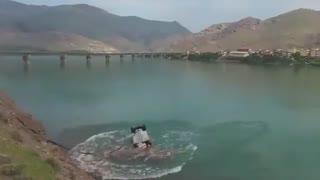 اعتراضی پرتاب خودرو الکتریکی مهندس آرین در سد منجیل